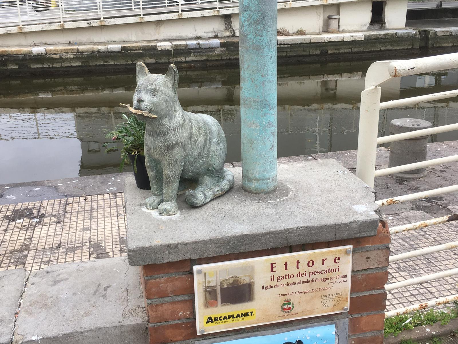A sculpture of a cat