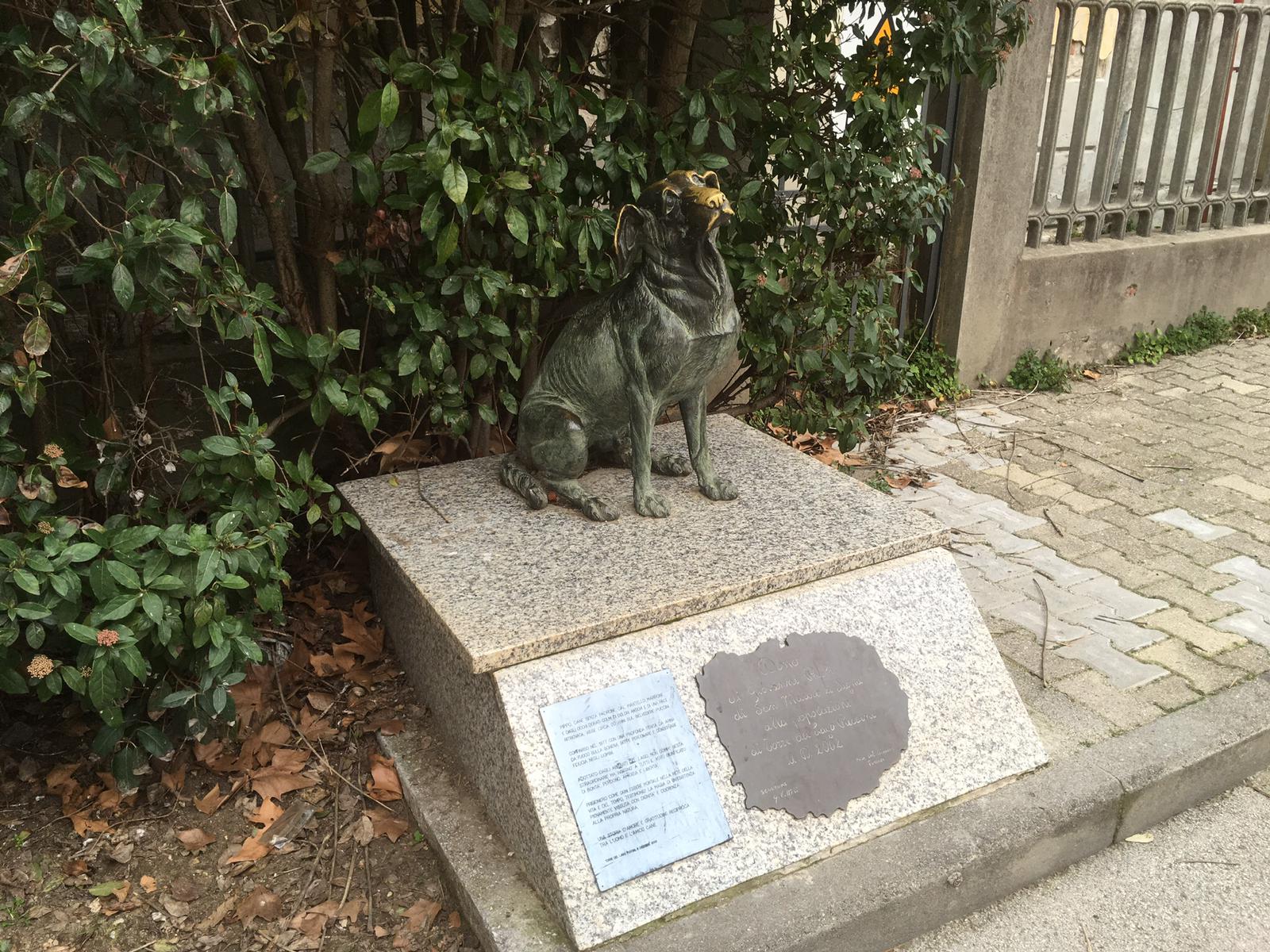 A sculpture of a dog